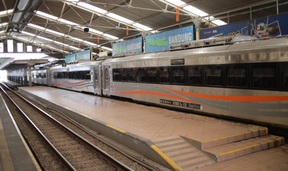 Kereta Sangkuriang ekonomi terbaru lengkap dengan harga tiket, rute Bandung–Banyuwangi, dan fasilitasnya. Cek di sini!